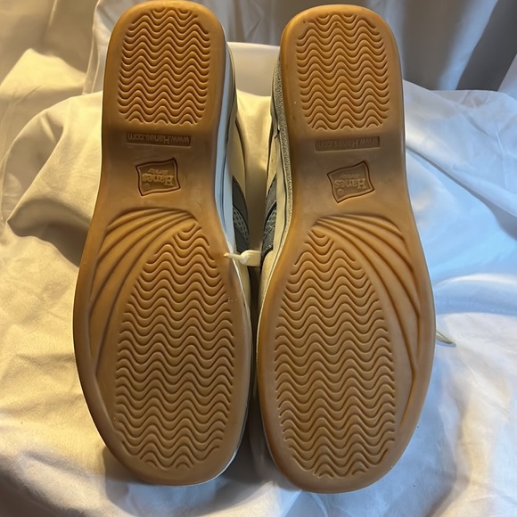 EUC Hanes soft fit tennis shoes. Size 7.5. - Picture 4 of 12
